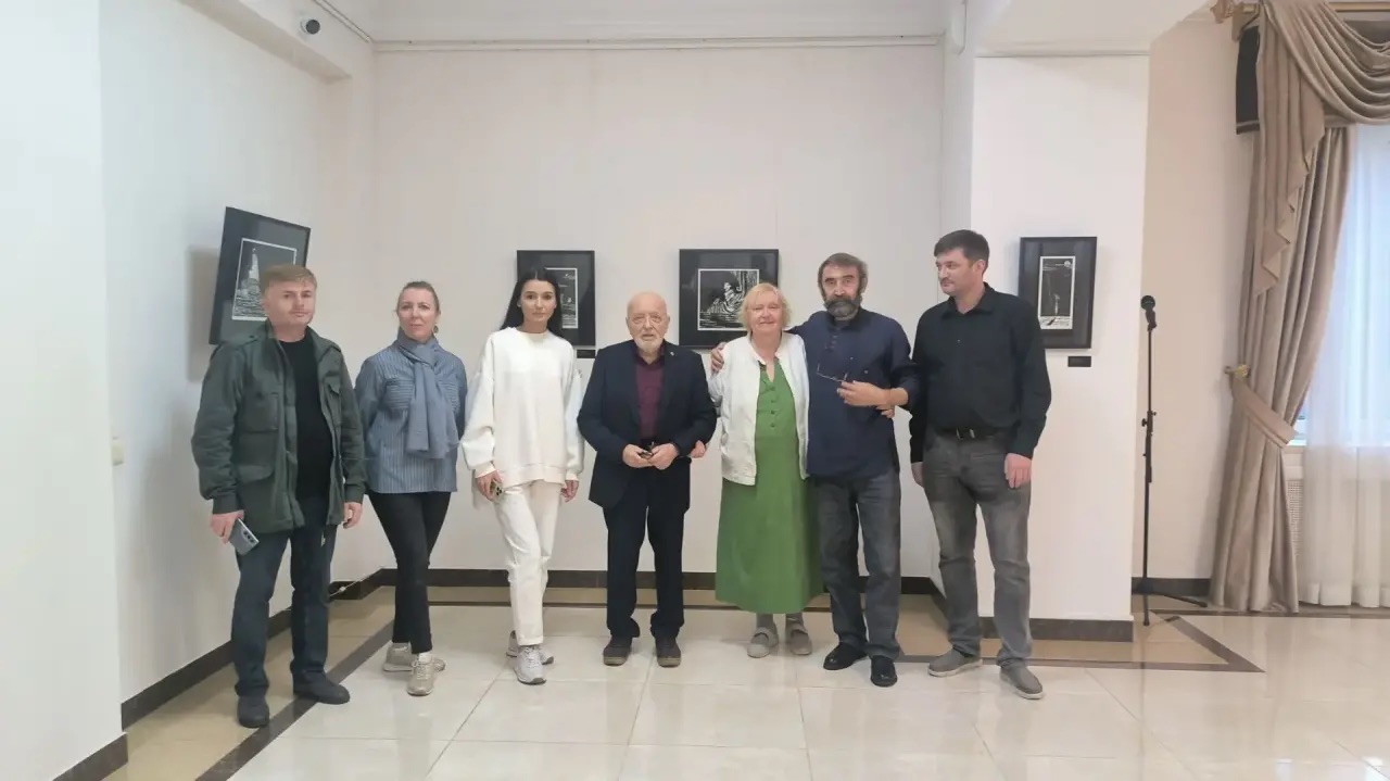 17 октября выставку Гульнары Алиевой «РУХ», проходящую в нашей Галерее посетил Михаил Верхоланцев вместе со своей супругой и нашими дорогими гостями